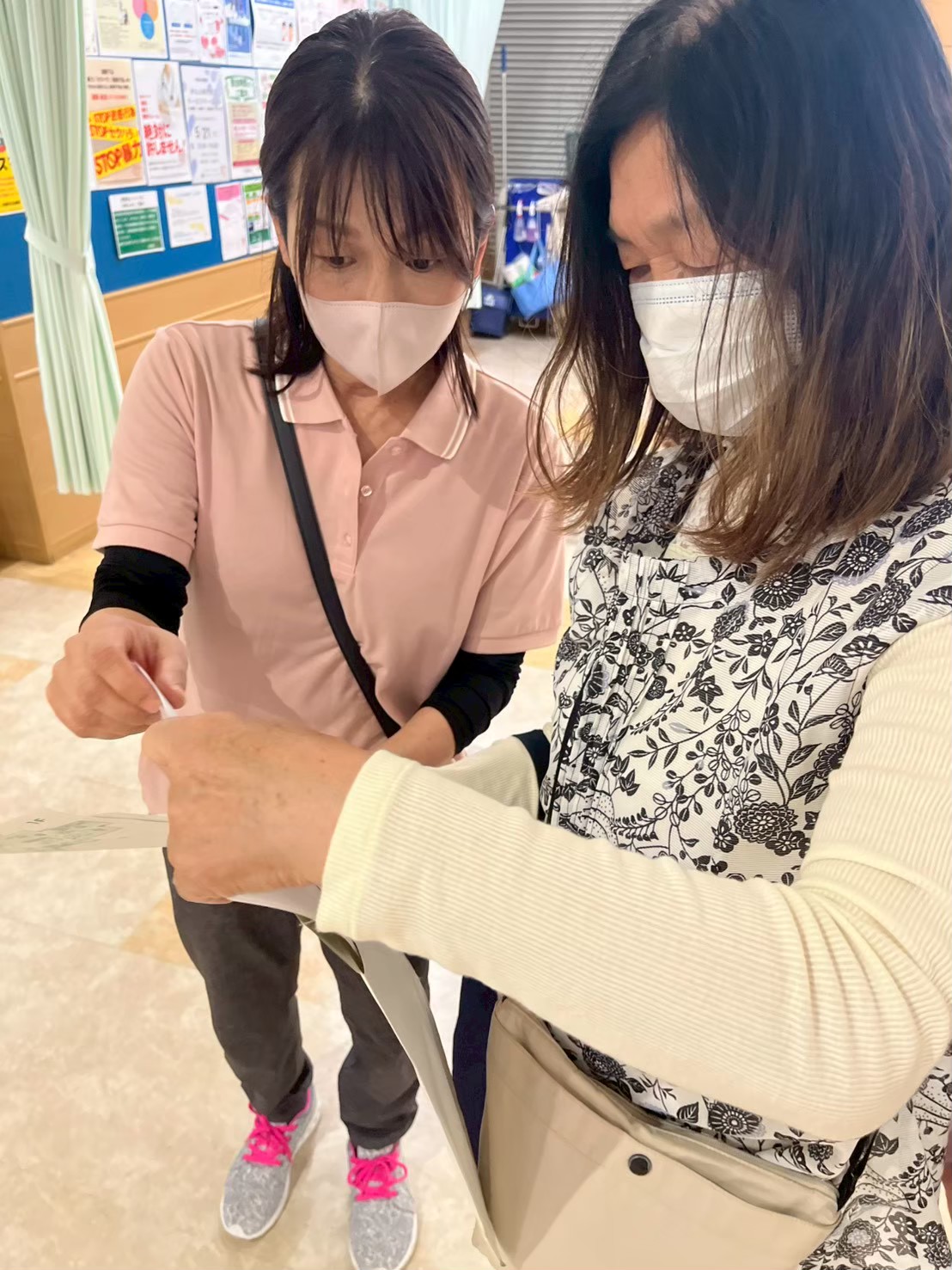 利用者と一緒に書類を確認する看護師