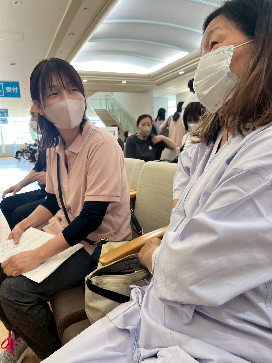 病院の待合室で利用者に寄り添う看護師