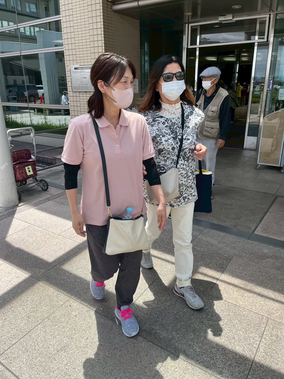 病院からの移動に付き添う看護師